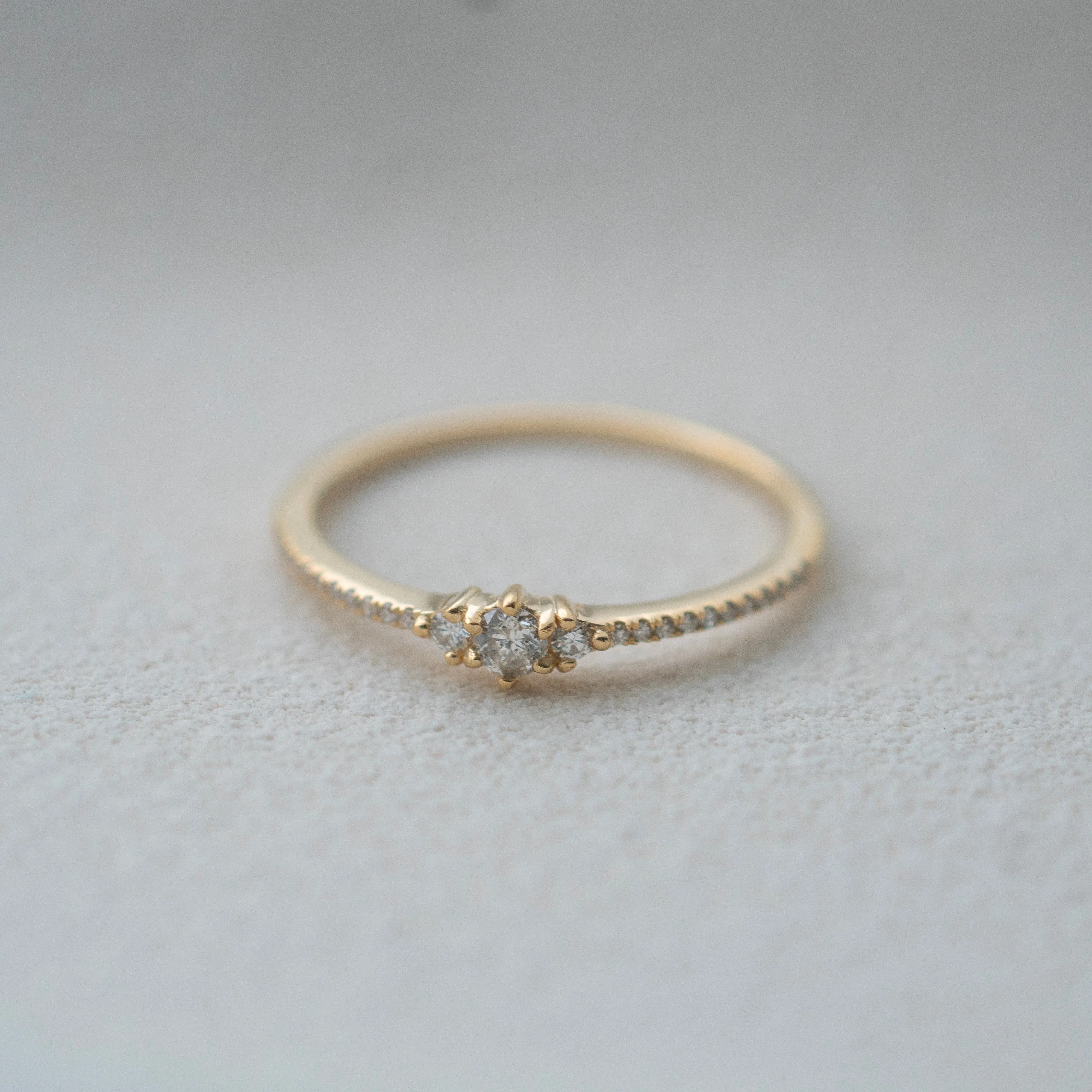 LUNE ROUND PAVÈ DIAMOND FINE RING